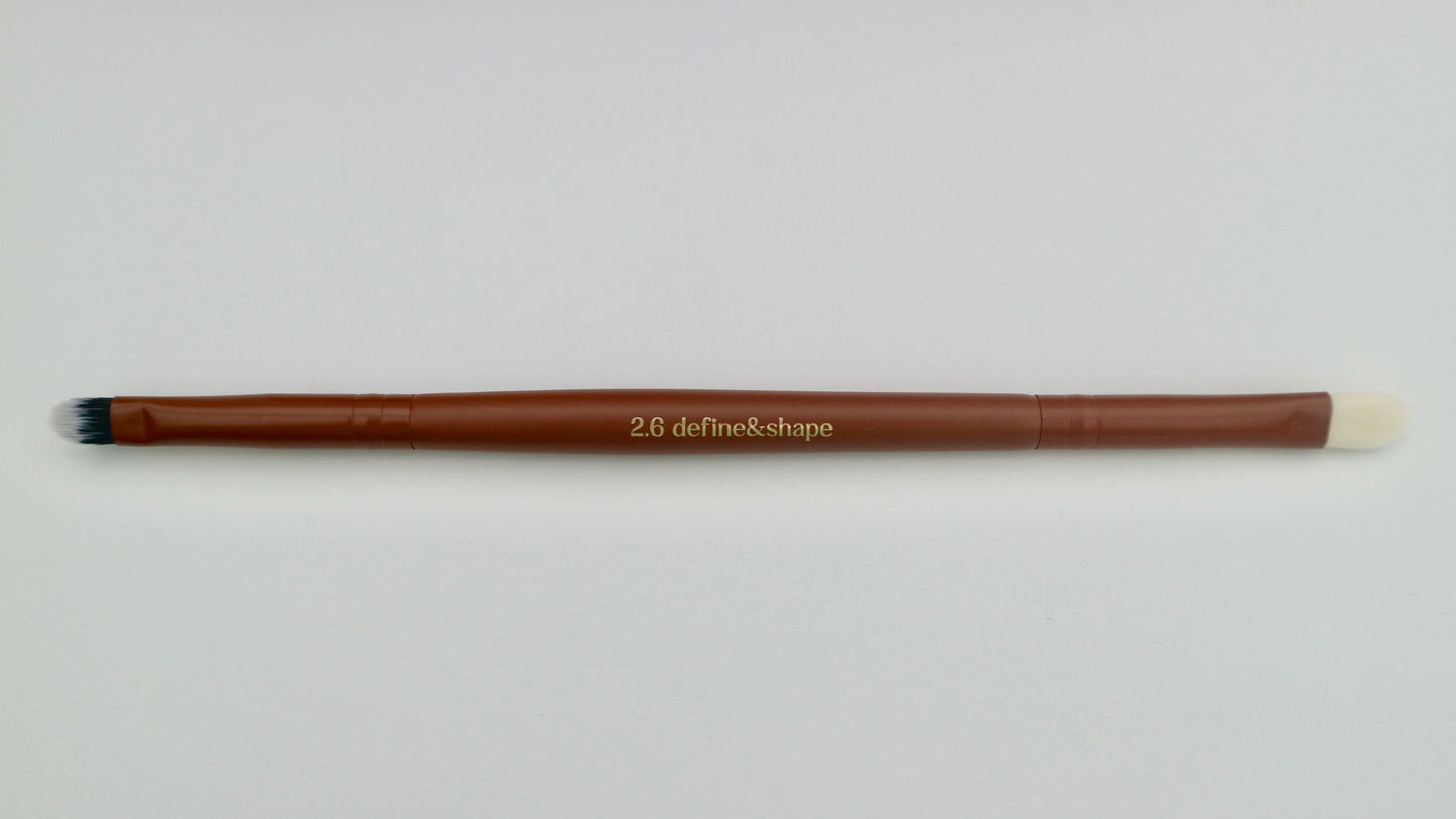 2.6 Shape & Define double ended lip brush