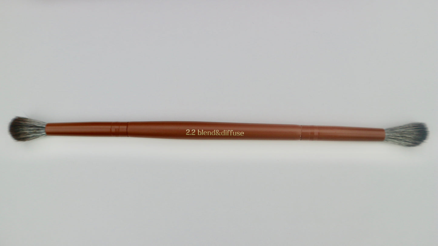 2.2 blend & diffuse dual ended eye brush