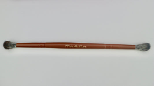 2.2 blend & diffuse dual ended eye brush